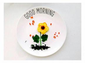 用香菜做点缀，下面黑色是长寿菜。