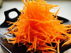 胡萝卜刨成细丝。