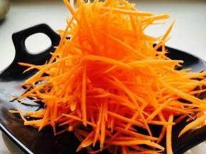 胡萝卜刨成细丝。