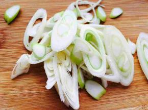 葱切葱花备用。