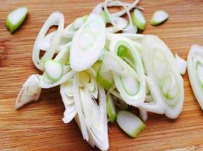 葱切葱花备用。