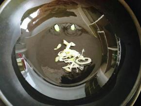 锅中入油，放入葱花。
