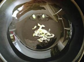 锅中入油，放入葱花。