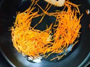 放入胡萝卜丝翻炒。