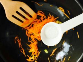 炒至胡萝卜丝变软时加盐。