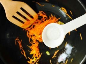 炒至胡萝卜丝变软时加盐。