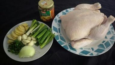 准备好全部的菜，切好，鸡洗干净。准备好鸡饭酱。