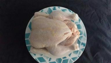 用盐巴和老酒把鸡腌30分钟。