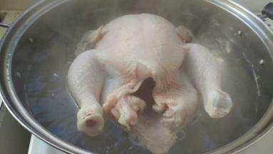 烧热水，把鸡放进去煮2分钟去水。拿起来。