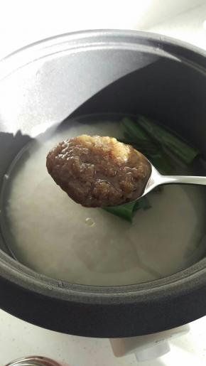 准备煮4个人的饭量，电饭煲洗好米后加入鸡饭酱料。和半根葱，搅拌均匀后就可以开始煮了。