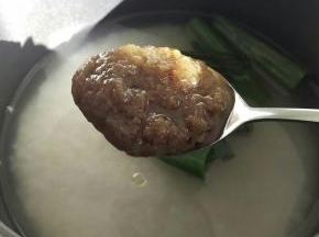 准备煮4个人的饭量，电饭煲洗好米后加入鸡饭酱料。和半根葱，搅拌均匀后就可以开始煮了。