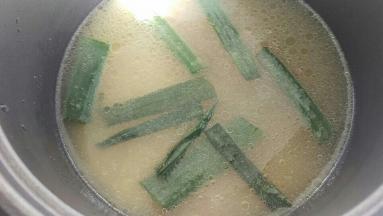 电饭煲煮饭搅拌后是这种的颜色。鸡饭酱里的油不要放太多进去。