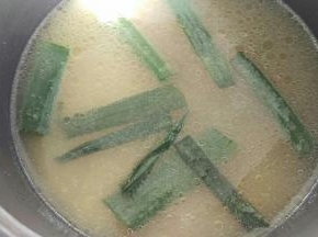 电饭煲煮饭搅拌后是这种的颜色。鸡饭酱里的油不要放太多进去。