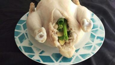 鸡冷了以后在肚子里面加入葱+洋葱+大蒜。全部塞进去。