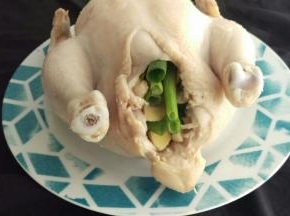 鸡冷了以后在肚子里面加入葱+洋葱+大蒜。全部塞进去。