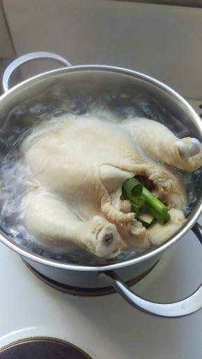 煮一锅沸水，加入全鸡，鸡胸向上，先煮15分钟，然后翻身煮10分钟后拿出来。