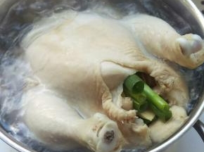 煮一锅沸水，加入全鸡，鸡胸向上，先煮15分钟，然后翻身煮10分钟后拿出来。