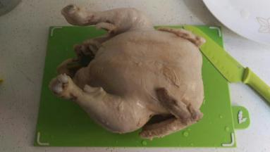 等冷却后就可以开始切鸡咯。可以配姜蓉酱，或者酱清+麻油一起调的酱。