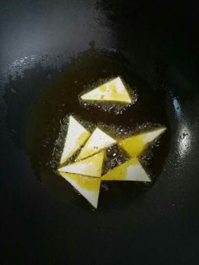 不粘锅倒油加热，中小火慢煎，轻轻翻面