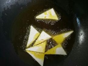 不粘锅倒油加热，中小火慢煎，轻轻翻面