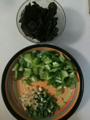 葱切葱花，姜切碎，柿子椒洗净切块，木耳撕小块备用