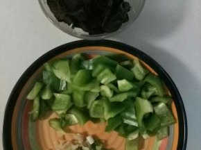 葱切葱花，姜切碎，柿子椒洗净切块，木耳撕小块备用