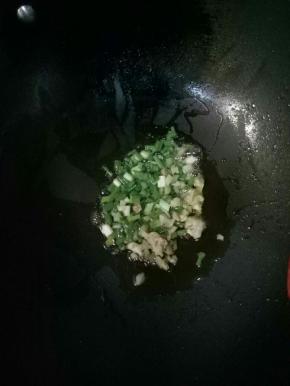 锅里留底油，爆香葱花，姜片