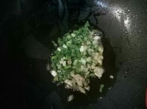 锅里留底油，爆香葱花，姜片
