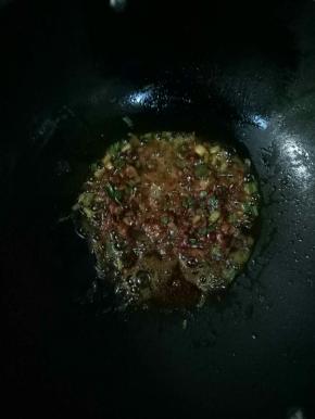 加入1大茶匙的郫县豆瓣酱，翻炒，炒出红油（火不要太大，容易糊）