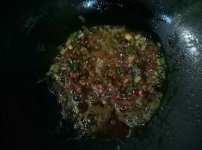 加入1大茶匙的郫县豆瓣酱，翻炒，炒出红油（火不要太大，容易糊）