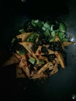 加入柿子椒翻炒断生，再加入1小勺鸡精