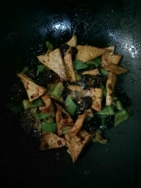 最后用半茶匙的玉米淀粉加一点点清水勾芡，炒匀，大火收汁即可