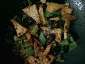 最后用半茶匙的玉米淀粉加一点点清水勾芡，炒匀，大火收汁即可