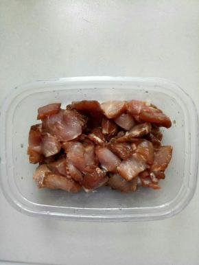 150夹心肉切成薄片，放入生抽1茶匙，老抽小半茶匙，糖半茶匙，料酒1茶匙，耗油半茶匙腌制2小时左右