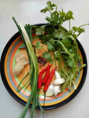 准备葱3根，辣椒3个，花椒15粒左右，姜，3片，八角1个，蒜3-4瓣，香菜3-4根