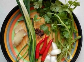 准备葱3根，辣椒3个，花椒15粒左右，姜，3片，八角1个，蒜3-4瓣，香菜3-4根