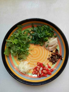 葱切葱花，蒜压成泥，红椒切段，香菜切碎备用