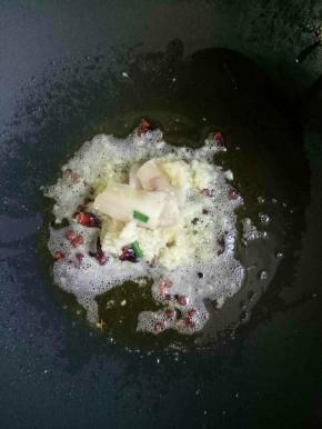 热锅冷油爆香八角，花椒，姜片，蒜泥