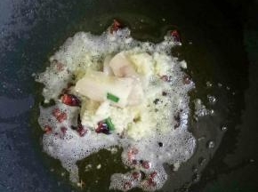 热锅冷油爆香八角，花椒，姜片，蒜泥