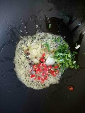 加入葱花，红尖椒翻炒出香味