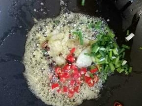 加入葱花，红尖椒翻炒出香味