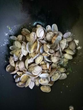 倒入花甲花甲，大火翻炒几下