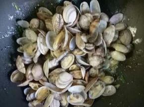 倒入花甲花甲，大火翻炒几下