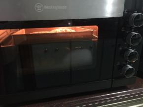 醒发好后将面包篮里的面团倒扣在烤盘里，用剪刀剪开，撒上面粉，最后放入已预热好的190摄氏度的烤箱中上下火烤25分钟左右即可，最后用风门烤5分钟