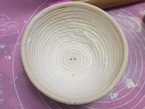 面包发酵篮里均匀的涂抹面包粉