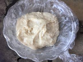 然后将搅拌好的种面放入玻璃碗中盖上保鲜膜静置1小时后放入冰箱冷藏24小时