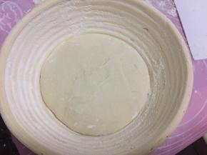 然后将面团放入发酵篮里，轻轻按压