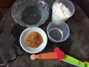 待水果蜂蜜液培养好后准备好水果蜂蜜种面团