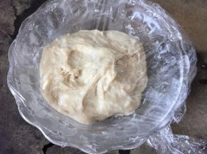 然后将搅拌好的种面放入玻璃碗中盖上保鲜膜静置1小时后放入冰箱冷藏24小时