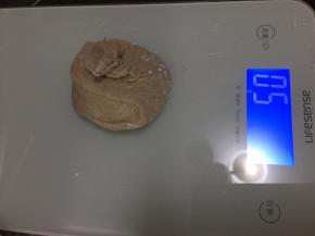 然后将面团排气收紧分成50g的等份